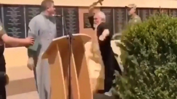 VIDEO: La insólita pelea entre sacerdotes ortodoxos en el funeral de un soldado ucraniano