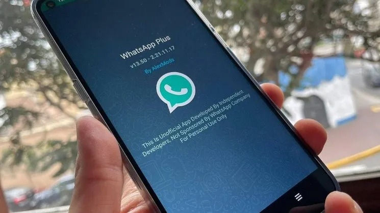 La función prohibida de WhatsApp que todos usamos y puede hacer que te cierren la cuenta