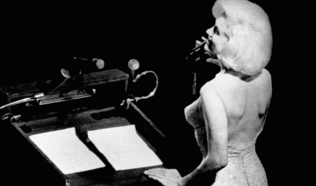 8 Vestidos legendarios de Marilyn Monroe que tienen mucho que contarnos /  Genial