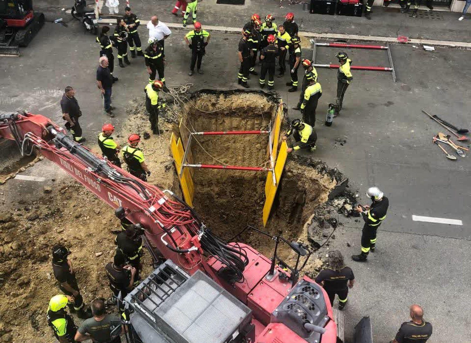 ¡Insólito! Quedó sepultado mientras excavaba un túnel ilegal en las calles de Roma (VIDEO)