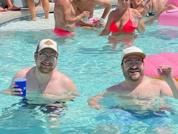 VIRAL: Se topó con su “doble idéntico” durante vacaciones en Las Vegas y la FOTO causa furor en las redes