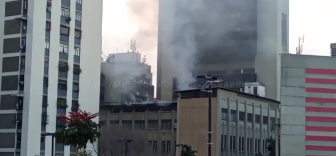 Reportan Incendio En Edificio Adyacente A La Plaza Del BCV En Caracas ...