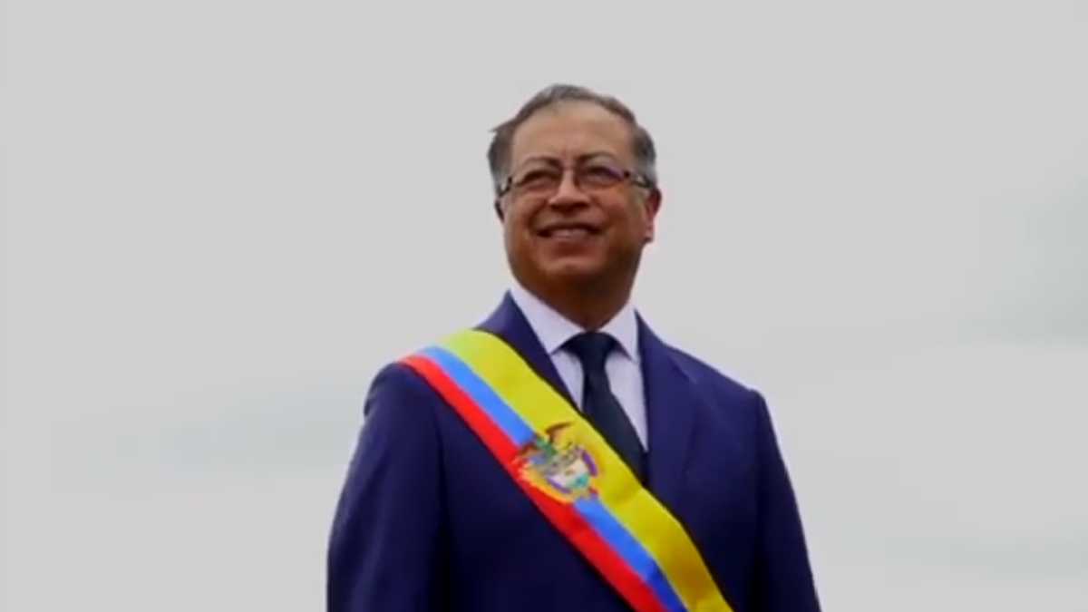 Gustavo Petro viajó a Caño Cristales: allá se puso la banda presidencial y así se ve el presidente electo