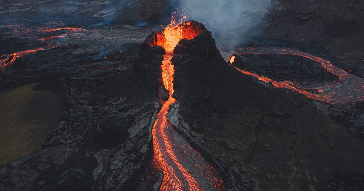 Reportan erupción volcánica cerca de la capital de Islandia