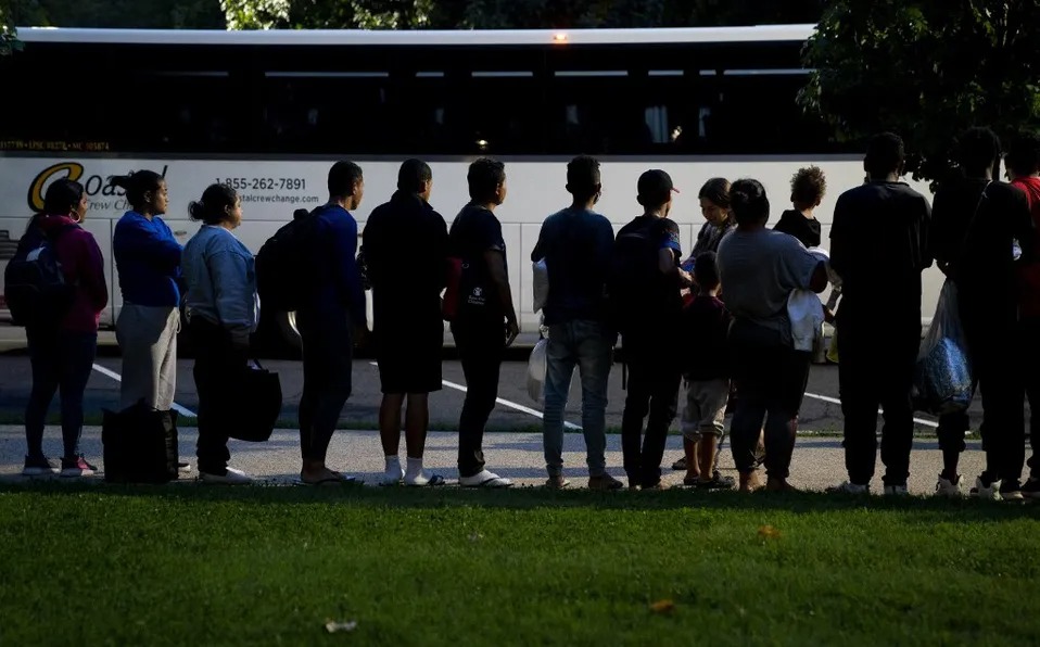 Migrantes, en su mayoría venezolanos, son usados como “piezas de ajedrez” en el tablero político de EEUU