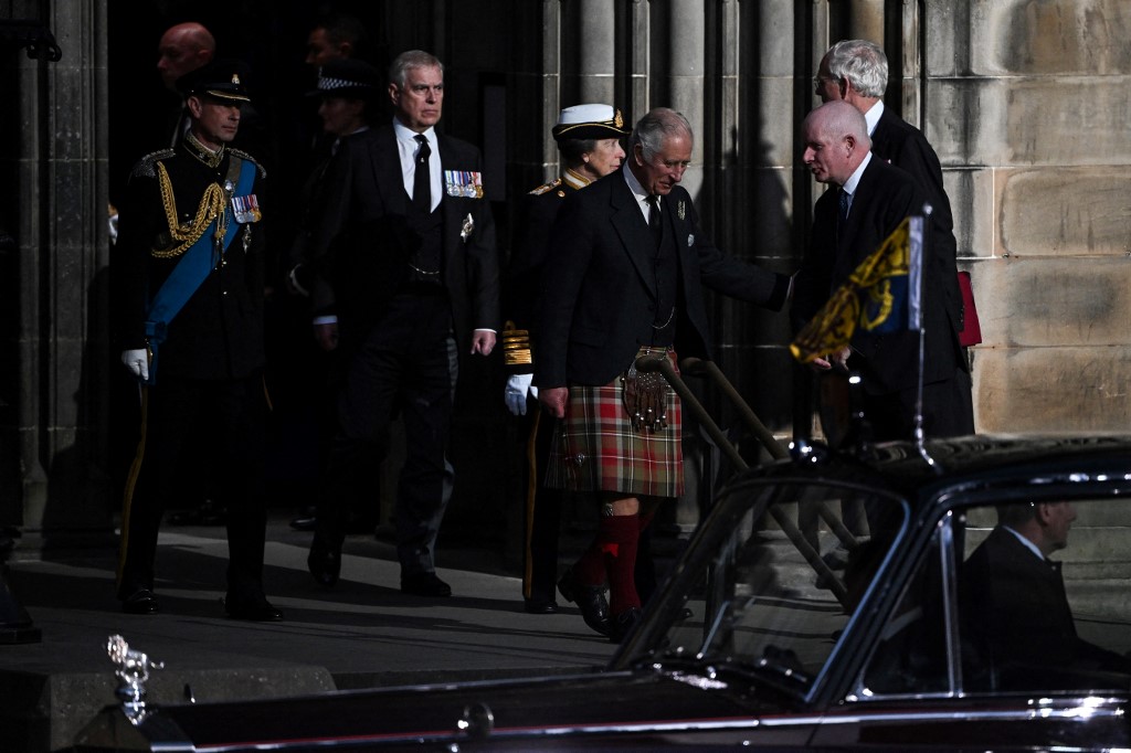 Los hijos de Isabel II guardaron vigilia junto al féretro de su madre