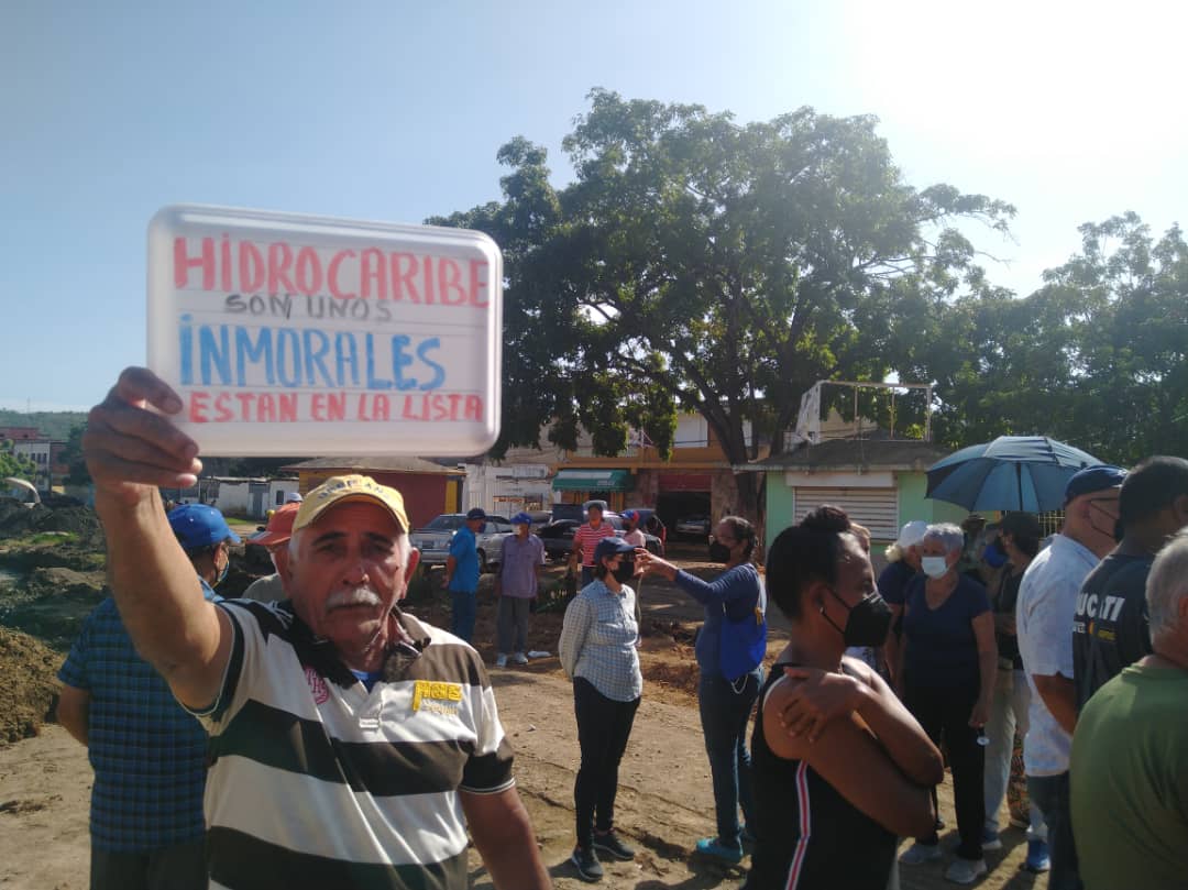 En comunidades de Anzoátegui se bañan con totumas porque no les llega el agua por tuberías