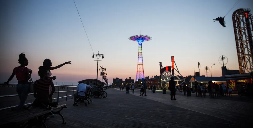 Los habría ahogado: Madre sería la responsable de la muerte de tres niños en playa de Nueva York