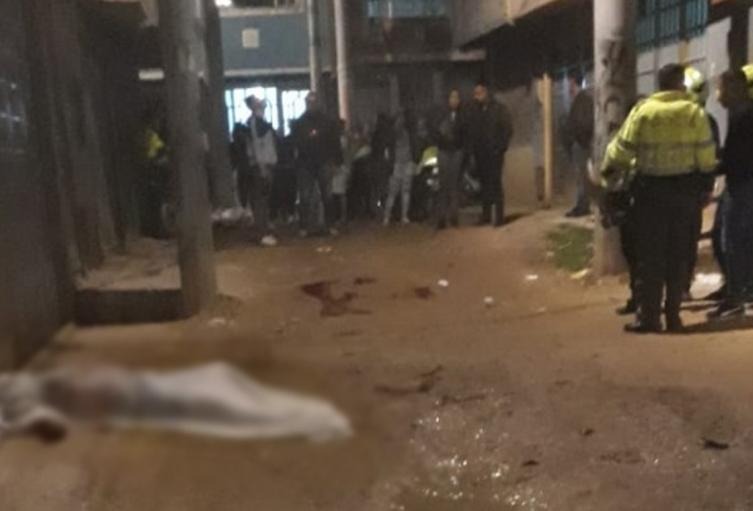 Sicarios motorizados acribillaron a dos venezolanos en una calle de Bogotá