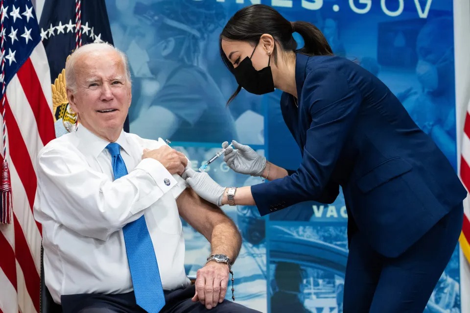 VIDEO: Biden recibió nueva dosis de refuerzo de Covid-19