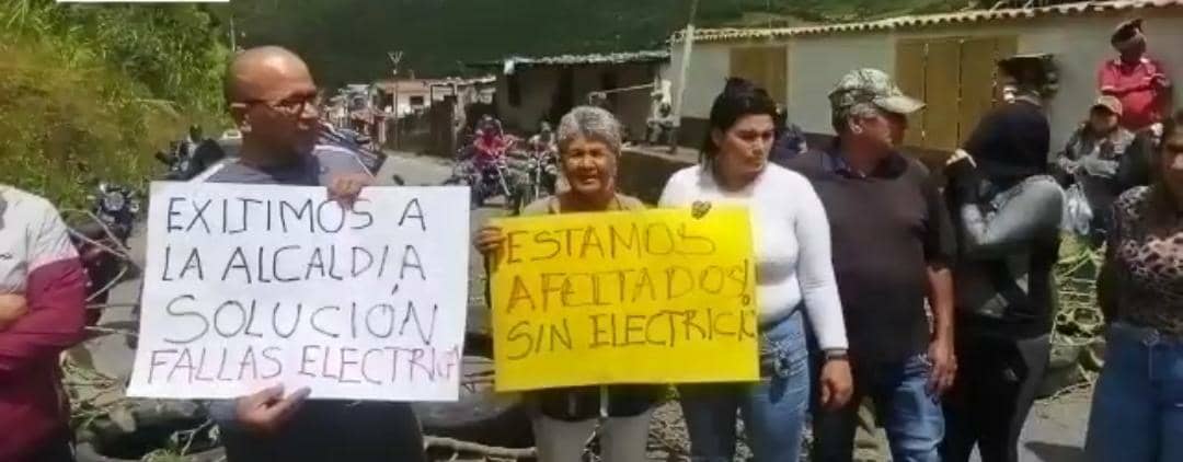 Vecinos no se la calaron más y trancaron la Trasandina tras casi un mes sin electricidad