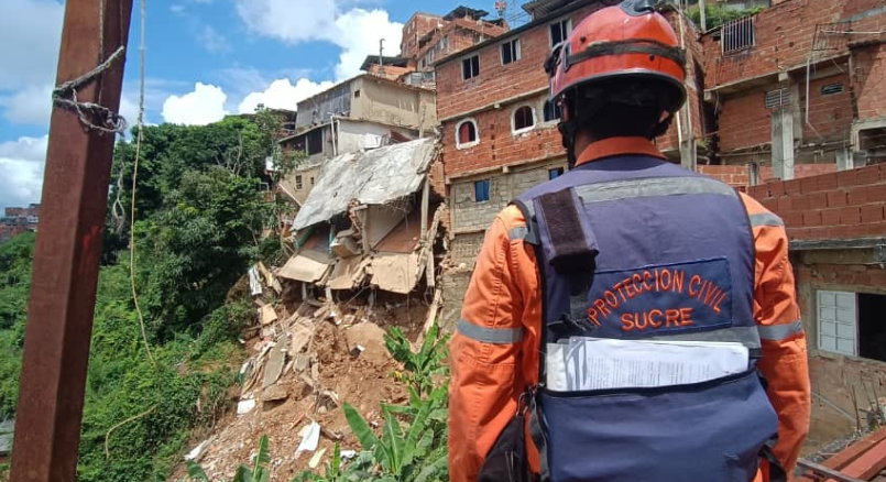 Vivienda se desplomó dejando en peligro al menos a 22 familias en Petare (Video)