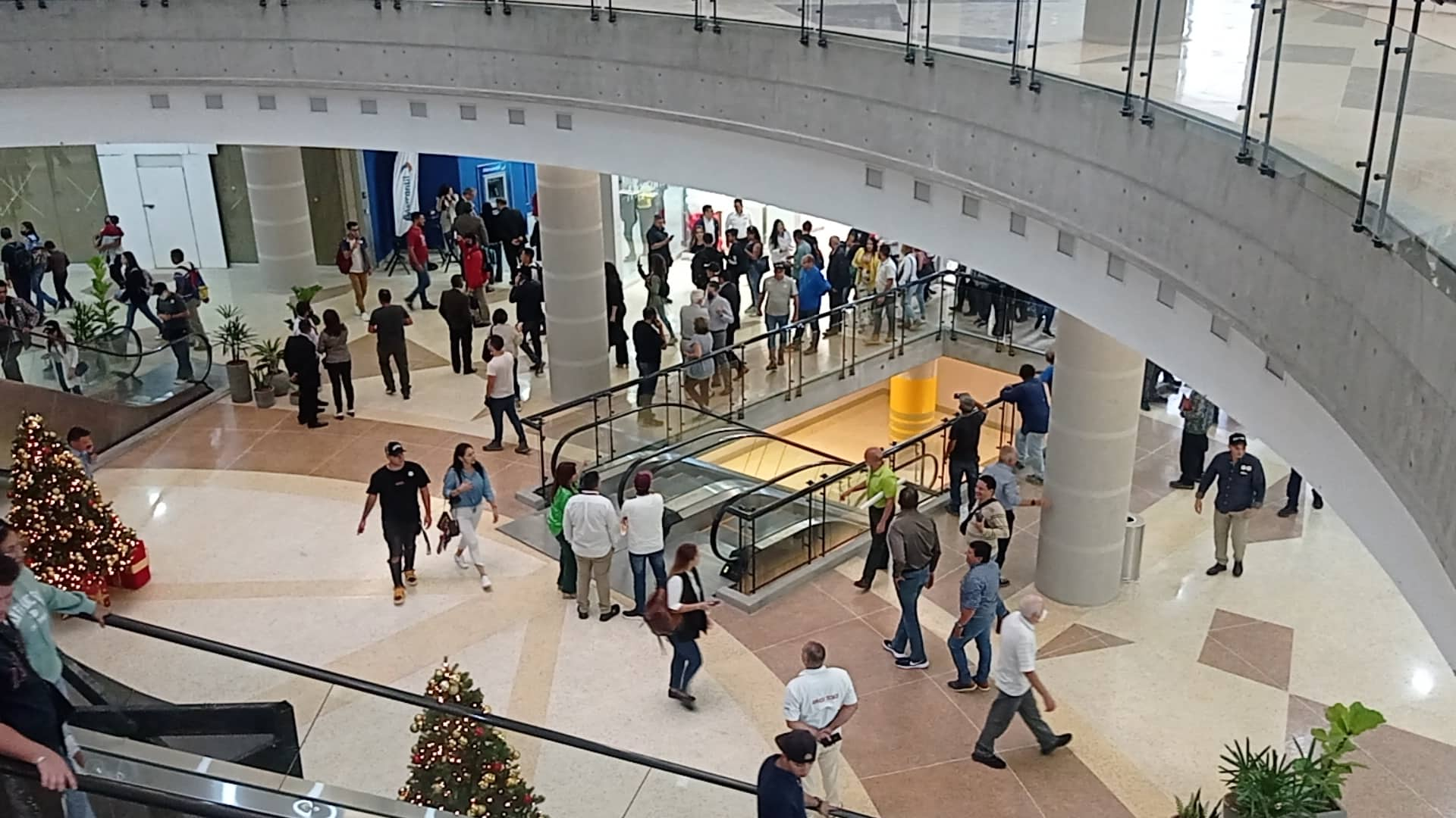 Pareja gay denunció acto de discriminación en centro comercial de Caracas (Videos)