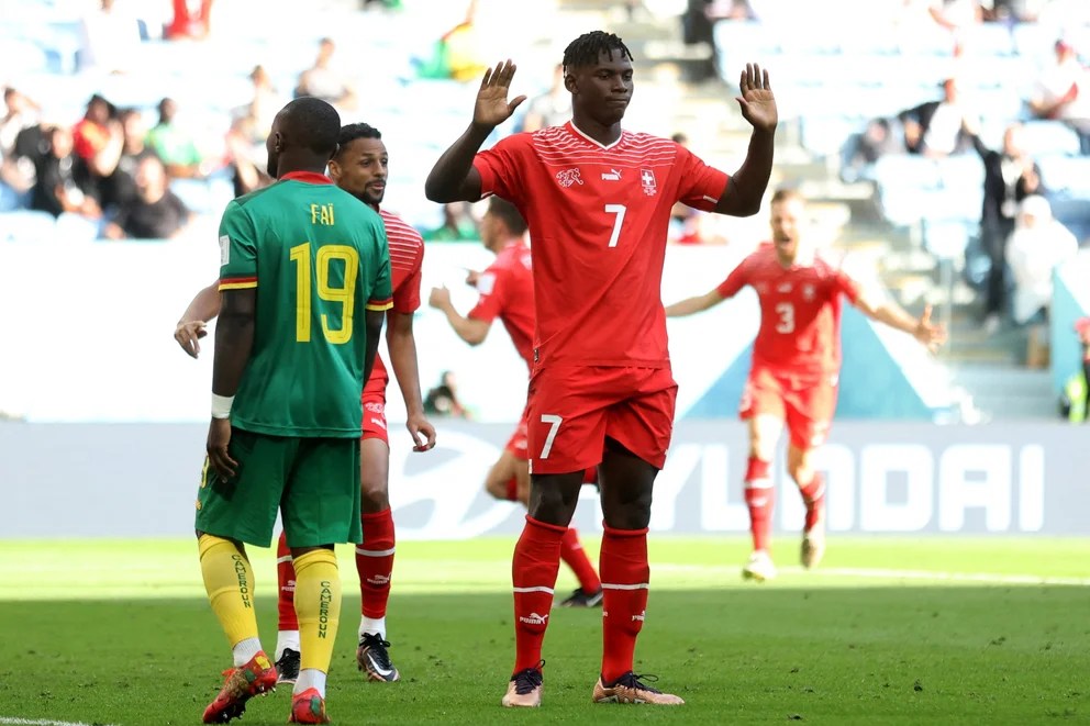 Nació en Camerún, juega para Suiza y fue verdugo de su país natal en Qatar 2022: la historia de Breel Embolo