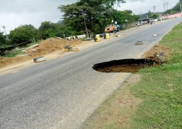 Ruptura de tubo socavó parte de una autopista en Charallave (Video)