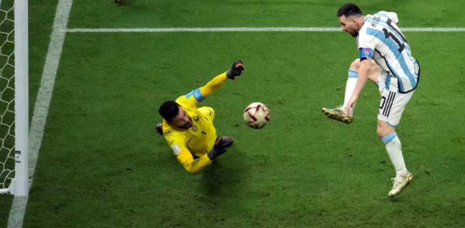 La increíble historia de los hinchas argentinos que se llevaron la pelota del último gol de Messi en el Mundial (Video)