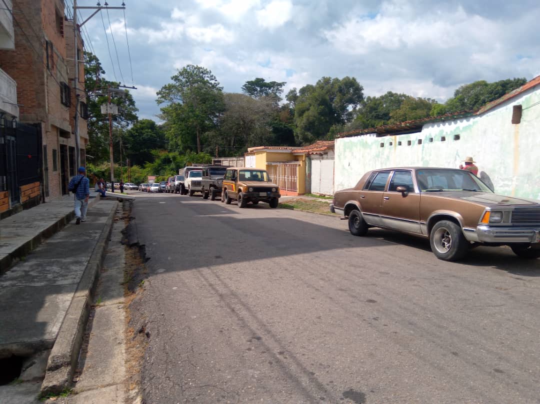 Conductores en Bejuma se organizan ante abusos en gasolineras y toman las riendas de la distribución