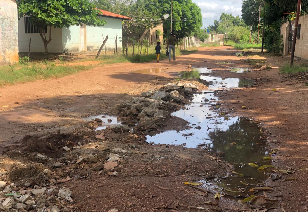 Calles de tierra y cloacas colapsadas enmarcan la desidia en Mereyal-Calabozo estado Guárico (VIDEO)