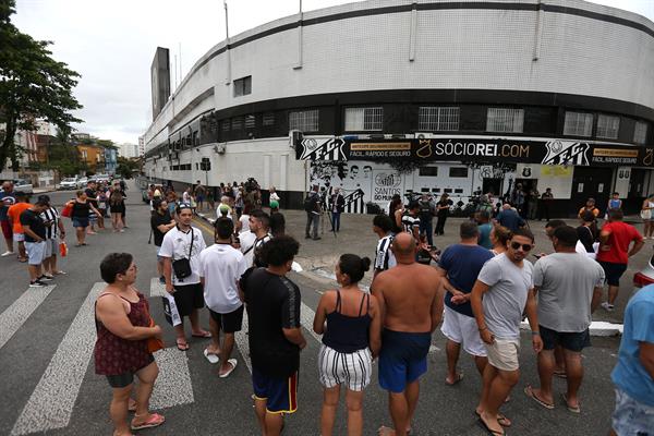 Unos pocos hinchas mantienen guardia frente al hospital donde murió Pelé