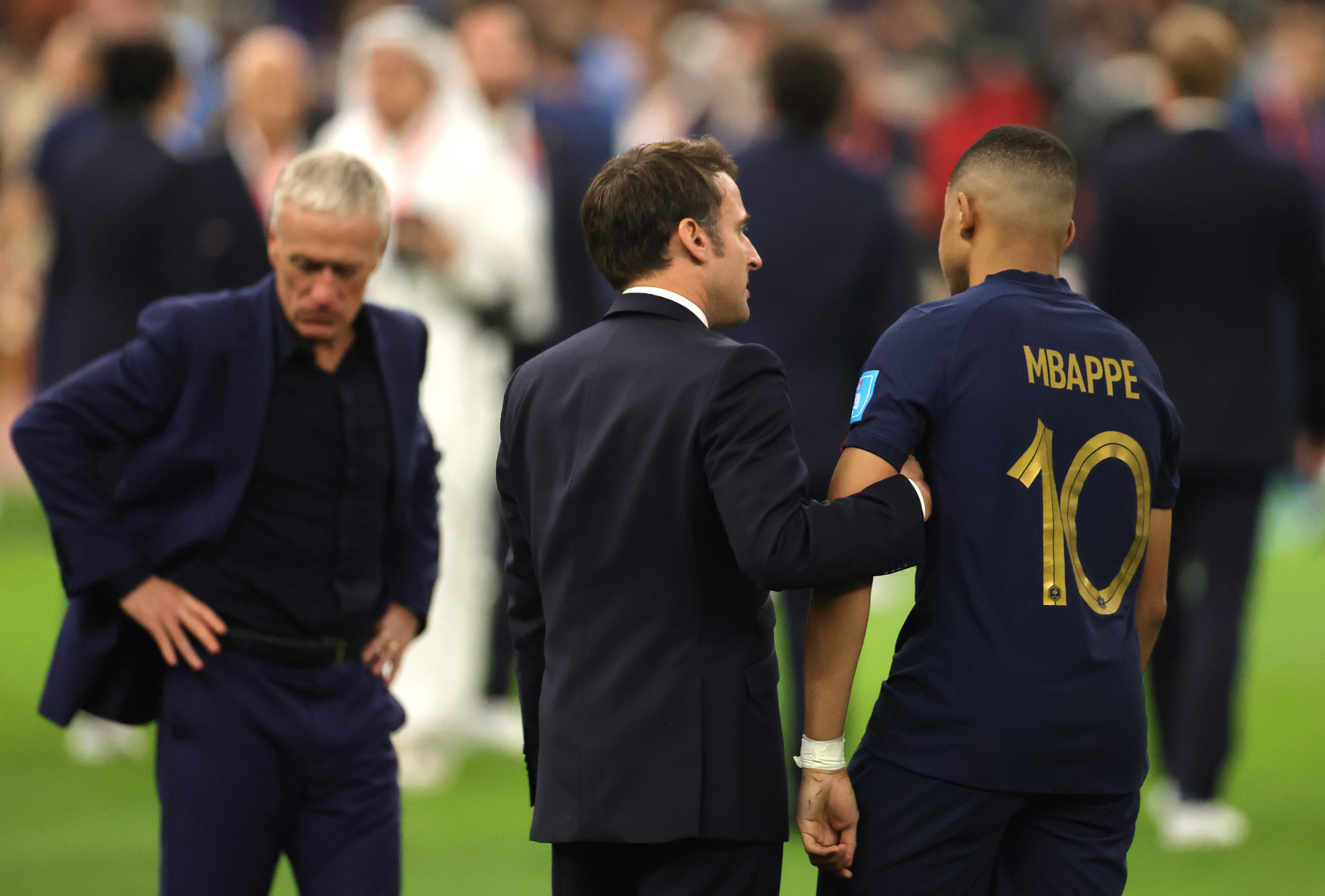 FOTOS: Macron consuela sobre el césped a un abatido Mbappé