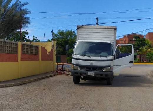 Camiones tumbaron cableados de internet y electricidad en Nueva Barcelona… y las autoridades no dicen “ni pío”