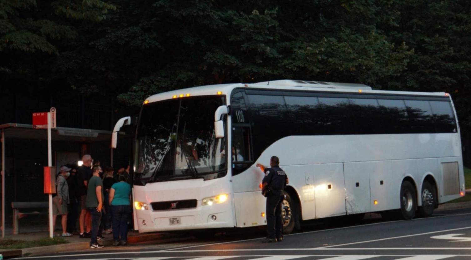 Autobuses de Texas dejan migrantes cerca de la casa de Kamala Harris en plena Nochebuena (Video)