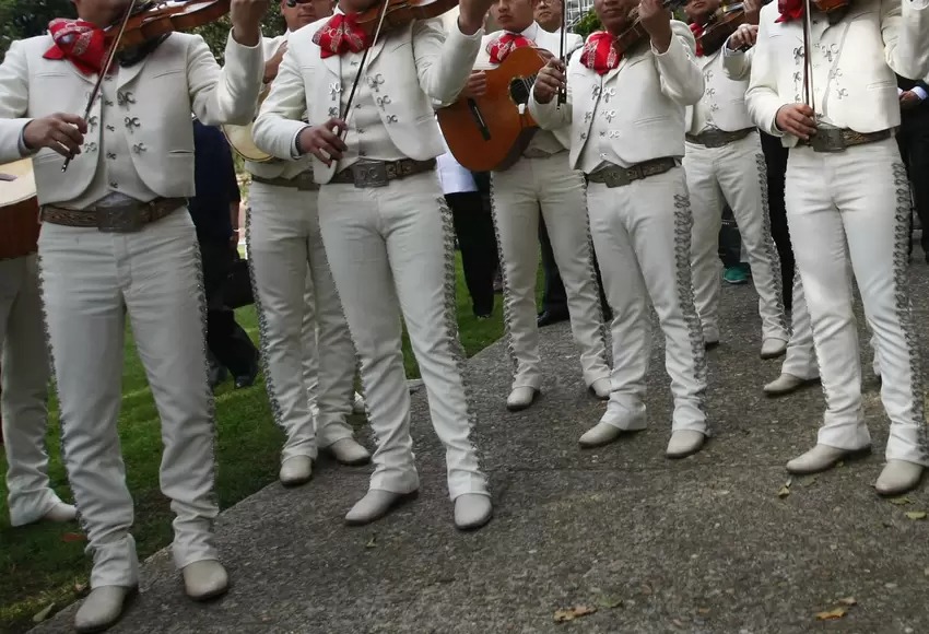 Le llevó serenata a su amante, pero resultó que el cantante era el esposo de ella