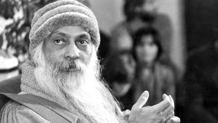 La historia de Osho, el gurú del sexo: orgías, abusos, 93 Rolls Royce y un envenenamiento masivo