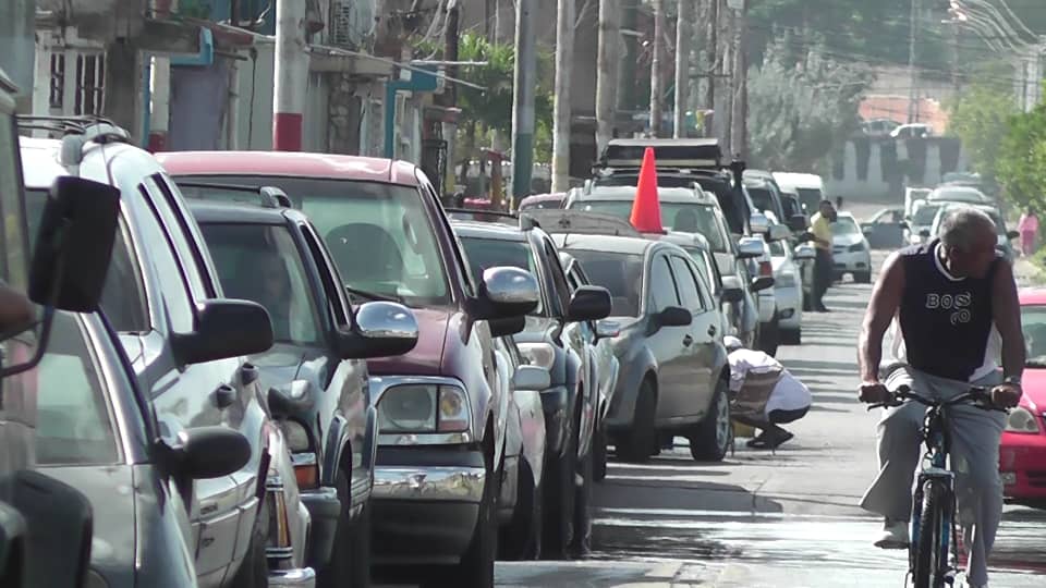 Bajo una “pepa de sol”: Hasta 24 horas en cola se calan los anzoatiguenses para surtirse de gasolina (VIDEOS)