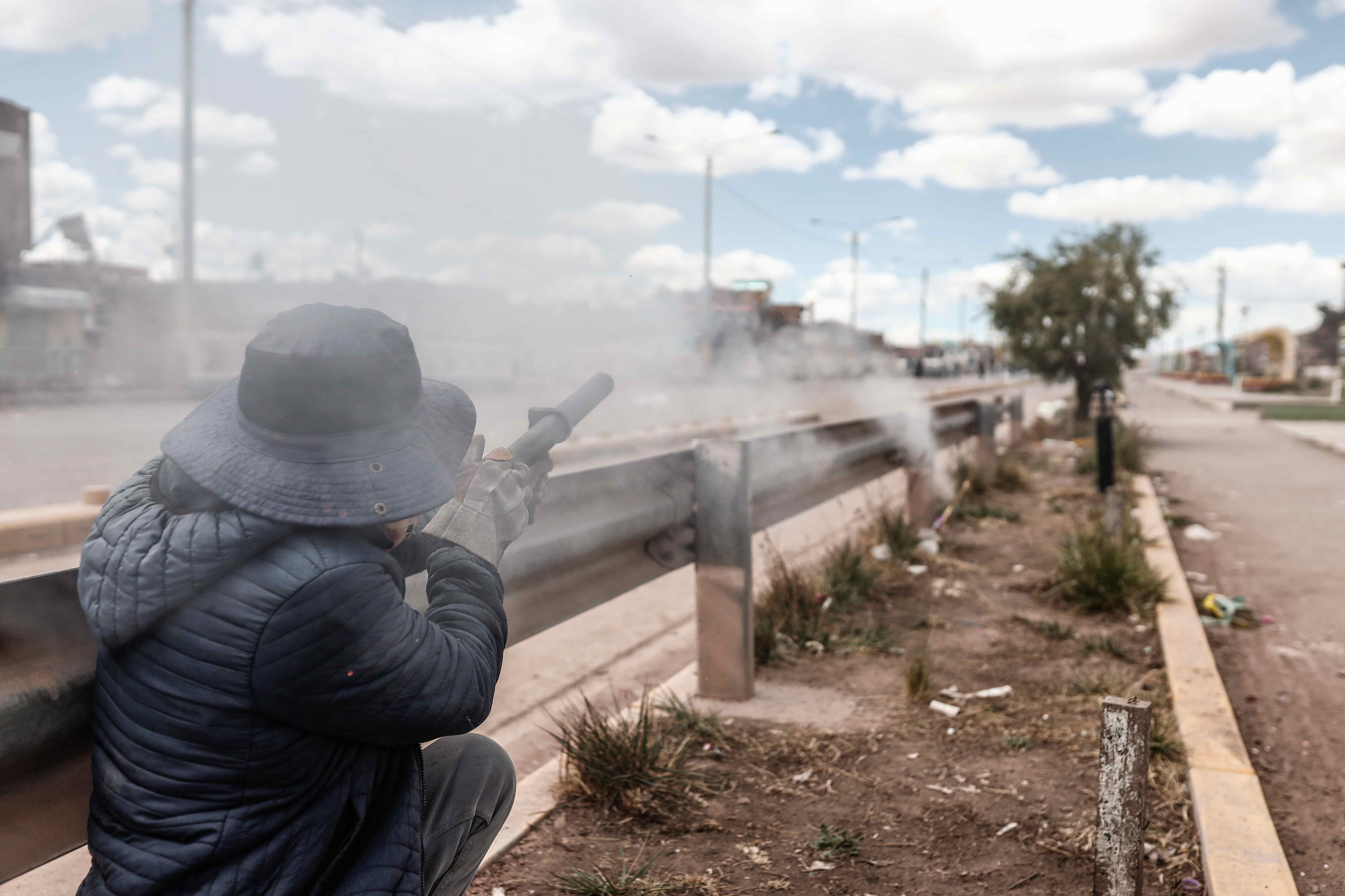 Policía fue quemado vivo por una turba durante manifestaciones en Perú, afirmó primer ministro