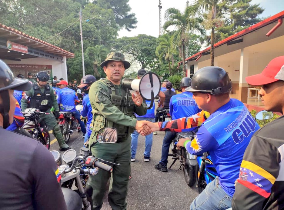 GNB entrena a colectivos chavistas para que arremetan contra manifestantes (Fotos)