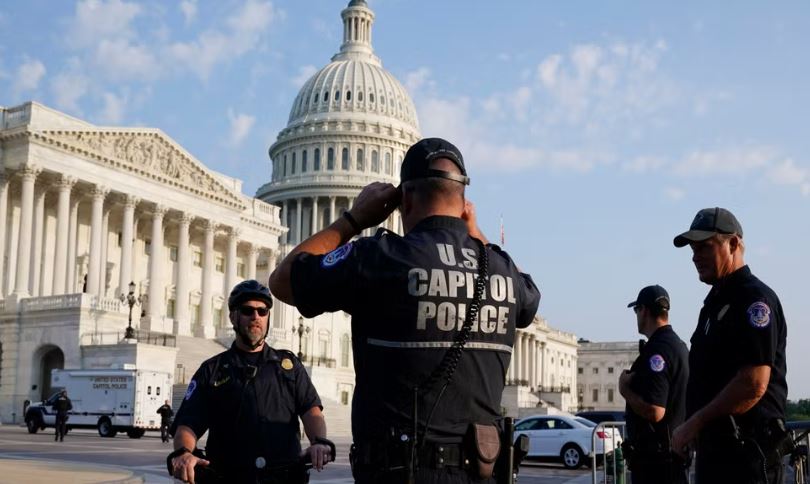 Hombre que atacó a policías en asalto al Capitolio recibe 80 meses de cárcel