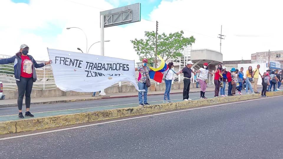 Con una cadena humana, educadores del sur de Anzoátegui exigieron un mejor salario