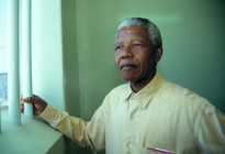 La vida de Nelson Mandela en prisión: cómo sobrevivió durante 10 mil días de privaciones en una celda de 2 x 2