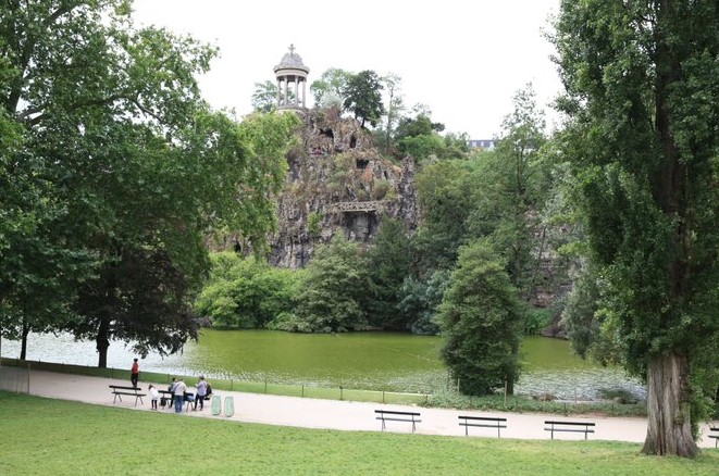 Hallan el cuerpo descuartizado de una mujer en un parque de París