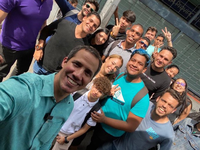 Guaidó acompañó a jóvenes a inscribirse en el Registro Electoral para participar en la primaria