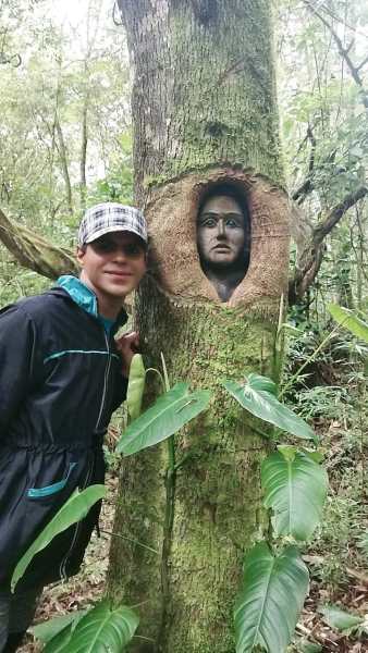 Hombre Que Cree En Duendes Se Sienta En El Bosque A Tomar Fotos