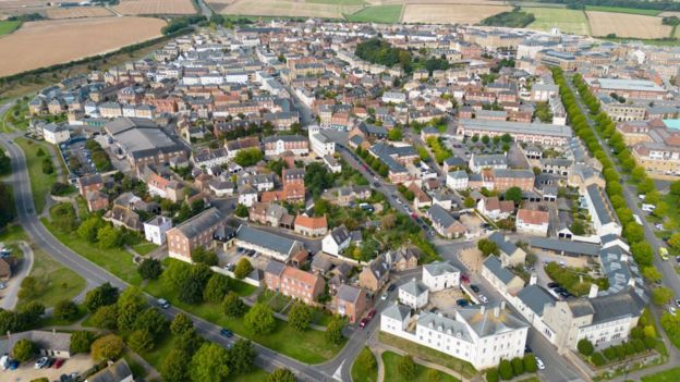 Cómo es Poundbury, la ciudad experimental y “utópica” que ideó el rey Carlos III en Inglaterra