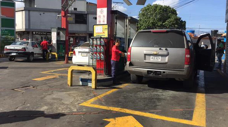 La desgarradora exigencia de una madre con su hijo discapacitado en brazos que le negaron gasolina en Barinas