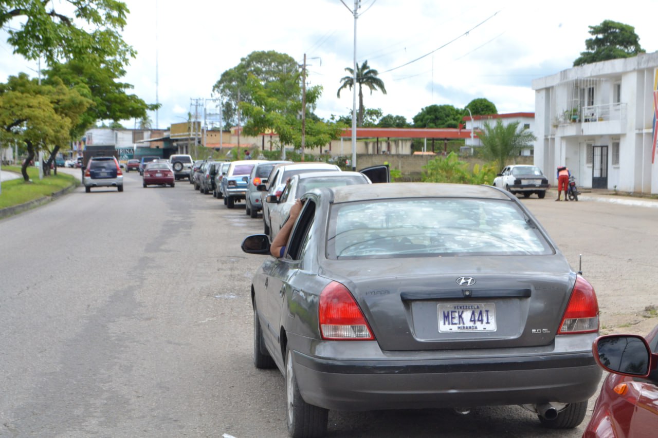 Maturín: Se puso a discutir con otro sujeto en plena cola de gasolina y “se fue” con un plomazo en la pierna