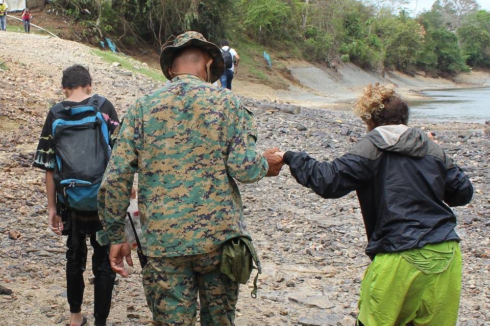 Migrantes por el Darién: ¿Cómo los afecta una campaña policial contra traficantes?