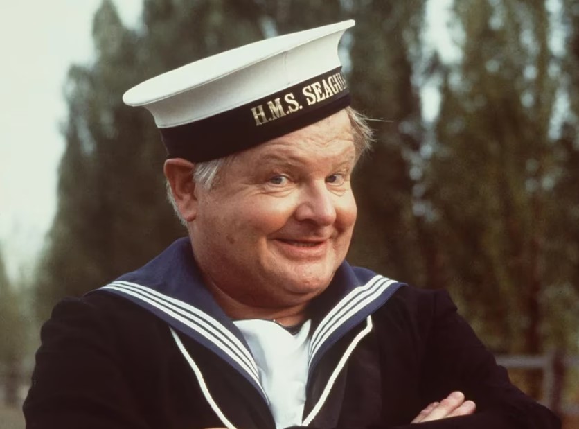 Benny Hill, el primer humorista “cancelado”: la vida de un millonario que vivía como mendigo y murió solo frente al televisor