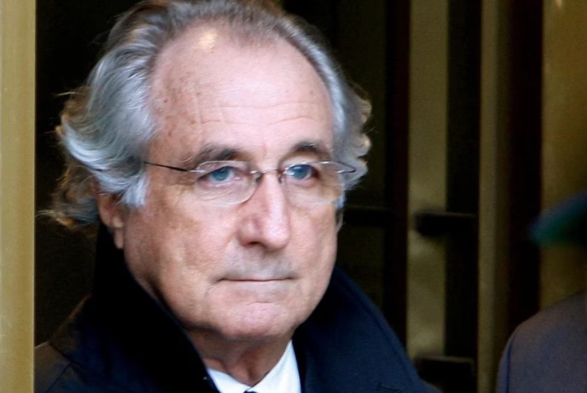 Su fortuna, la muerte de sus hijos y el desprecio de su esposa: el mísero final de Madoff, el estafador de Wall Street