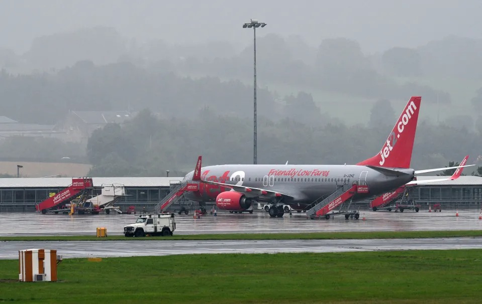 La misteriosa muerte de una pasajera en pleno vuelo desató caos en un avión