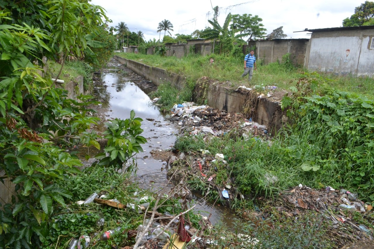 Caños de Maturín abarrotados de monte, basura… y la alcaldía chavista “bien gracias”