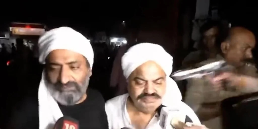Un político indio y su hermano fueron asesinados en vivo durante una entrevista de televisión