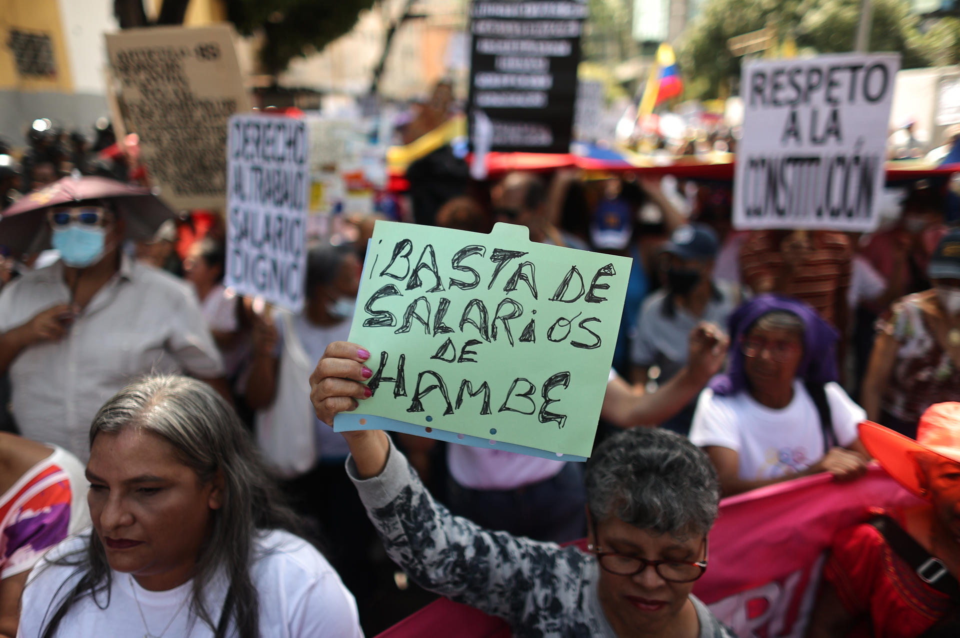 Venezuelan workers warmed up the streets this May 1st to demand fair wages