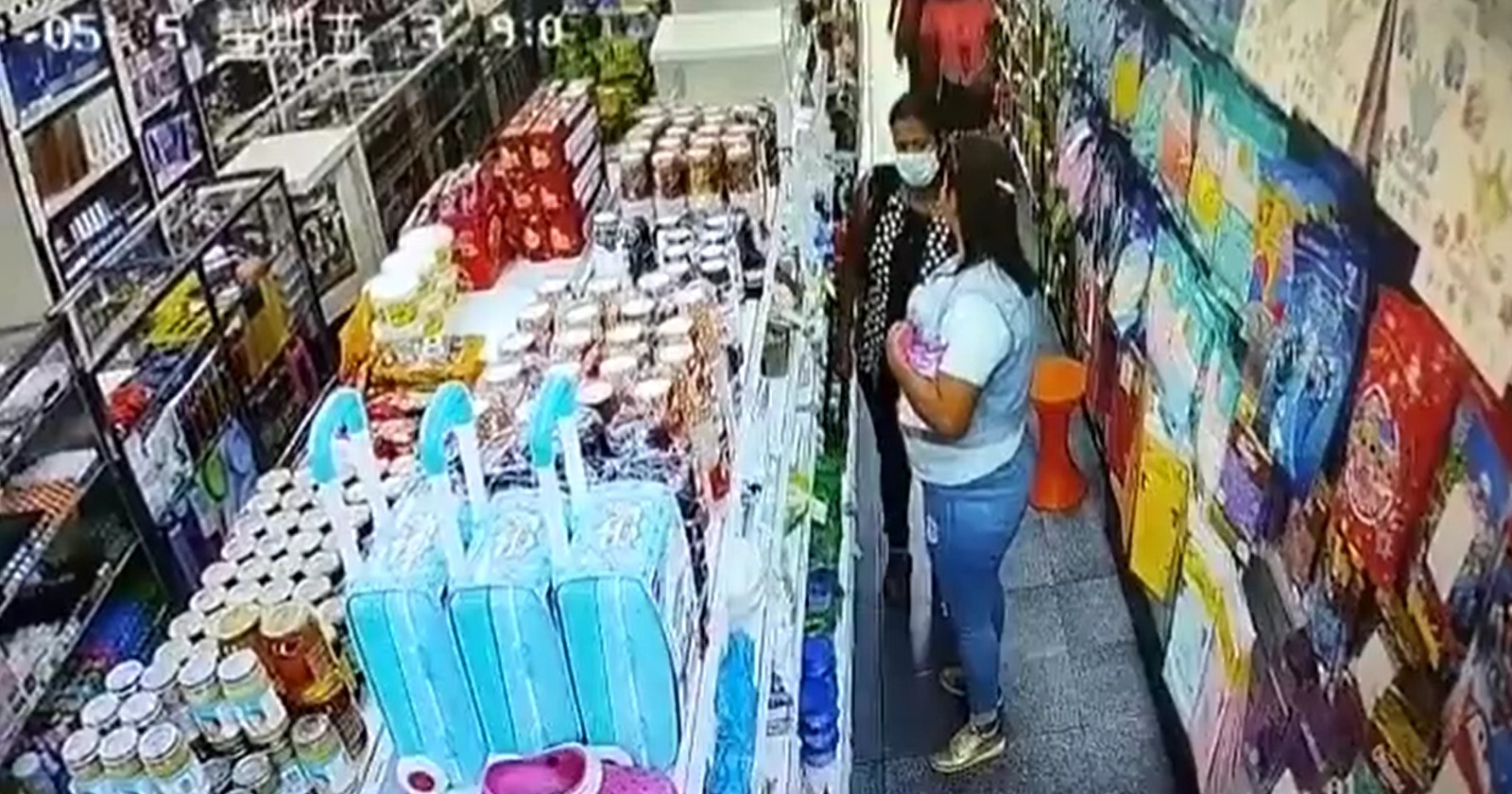 Un grupo mujeres mantienen azotado a los comercios en el centro de Caracas (Video)