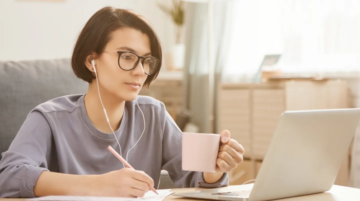 La inteligencia artificial ahora te ayuda a transcribir audios con un programa gratuito