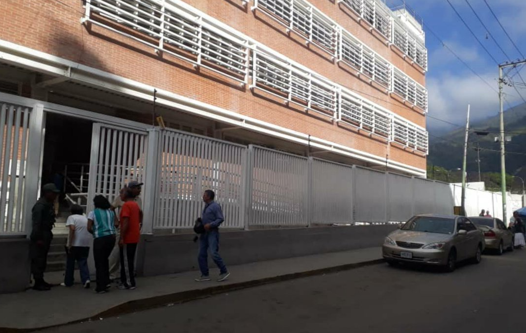 Dos madres sacaron cuchillos en escuela de Petare para agudizar el pleito de sus hijos